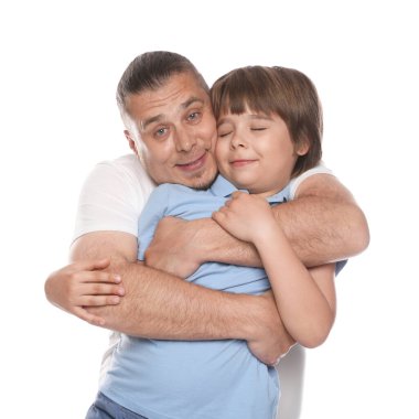 Beyaz arka planda oğlu olan bir baba.