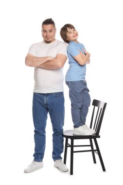 Beyaz arka planda oğlu olan bir baba.