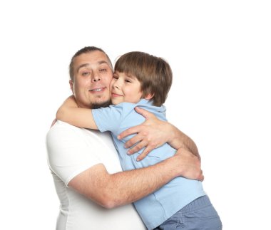 Beyaz arka planda oğlu olan bir baba.