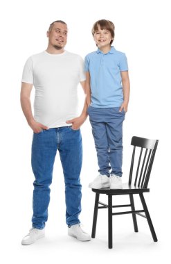 Beyaz arka planda oğlu olan bir baba.