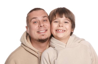 Beyaz arka planda oğlu olan bir baba.