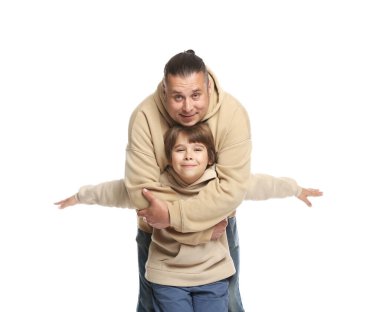 Beyaz arka planda oğlu olan bir baba.