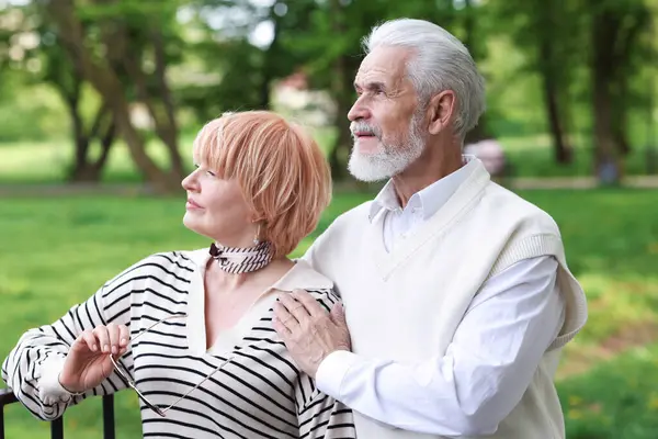 Sevgili son sınıf çiftimiz parkta birlikte vakit geçiriyorlar.