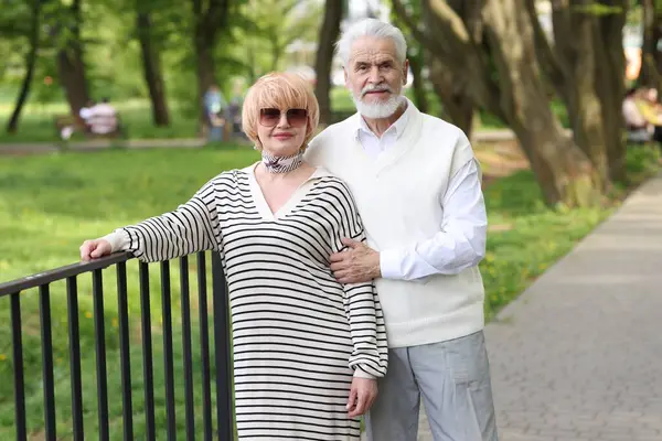 Sevgili son sınıf çiftimiz parkta birlikte vakit geçiriyorlar.