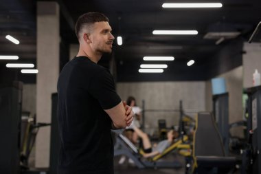 Spor merkezinde profesyonel kişisel antrenör. Metin için boşluk