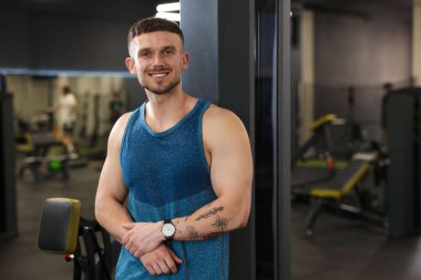 Spor salonundaki profesyonel kişisel antrenör portresi