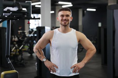 Spor salonundaki profesyonel kişisel antrenör portresi