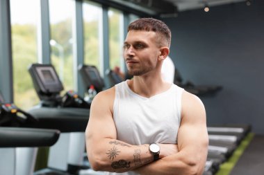 Spor merkezinde profesyonel kişisel antrenör portresi