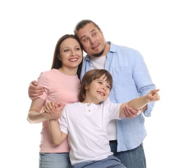 Beyaz arka planda sevimli aile portresi