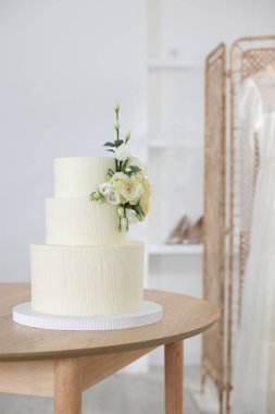 İçerideki ahşap masada çiçek desenli nefis düğün pastası.