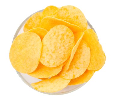 Tabaktaki lezzetli cipsler beyaza izole edilmiş, üst manzara