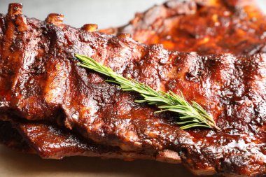 Biberiyeli domuz pirzolası, yakın plan.