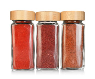 Beyaz kavanozlardaki farklı aromatik baharatlar.