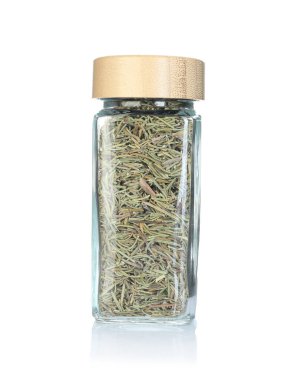 Baharat kavanozunda kurutulmuş biberiye. Beyaza izole edilmiş.