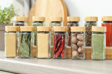 Kapalı kapılar ardında kavanozlarda farklı aromatik baharatlar var.