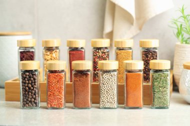 İçerideki masada kavanozlarda çok farklı aromatik baharatlar var.