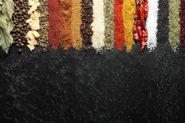 Siyah masada bir sürü farklı baharat var. Metin için boşluk