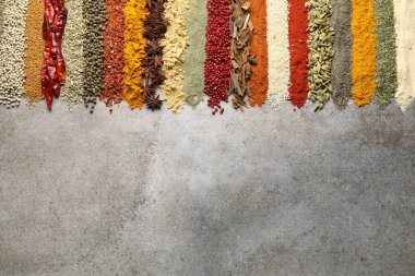 Gri masada bir sürü farklı baharat var. Metin için boşluk