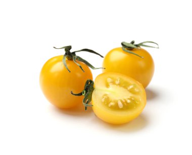 Olgun sarı kiraz domatesleri beyazlar üzerinde izole.