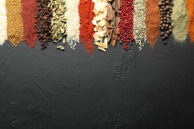 Siyah masada bir sürü farklı baharat var. Metin için boşluk