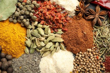 Arka plan, üstten görünüm olarak farklı Aromatik baharatlar