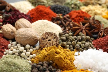 Arkaplan olarak farklı aromatik baharatlar, yakın plan görünüm