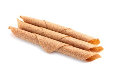 Beyaz arka planda lezzetli meyve ruloları