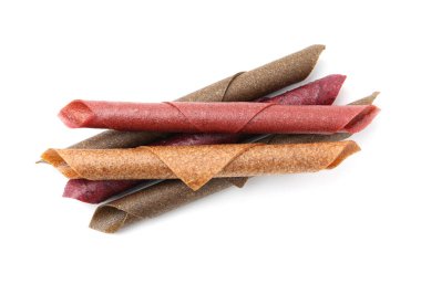 Beyaz arka planda nefis meyve dürümleri, üst manzara.