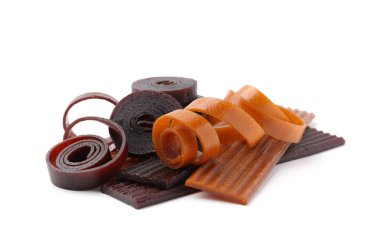 Beyaz arka planda farklı lezzetli meyve derisi