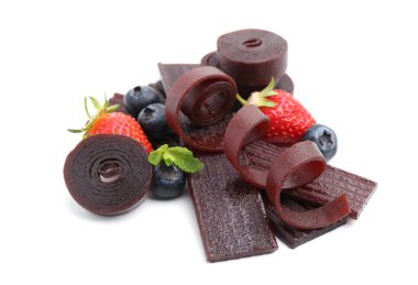 Lezzetli meyveli börekler, çilekler ve yaban mersinleri beyaz üzerine izole edilmiş.