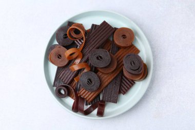 Lezzetli meyveli rulo beyaz masa, üst manzara