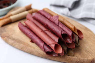 Lezzetli meyve dürümleri beyaz masada, yakın plan.