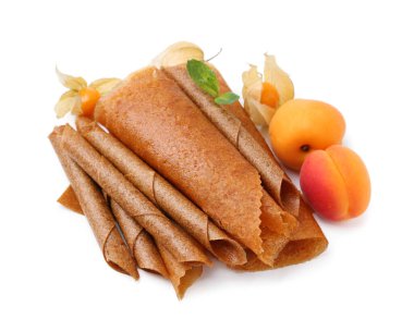 Lezzetli meyve dürümleri, nane, kayısı ve bitki özü beyaz üzerine izole edilmiş.