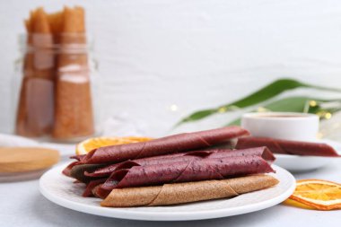 Beyaz masada lezzetli meyve dürümleri. Metin için boşluk