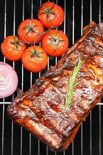 Biberiye, soğan ve domatesli leziz kızarmış domuz pirzolası.