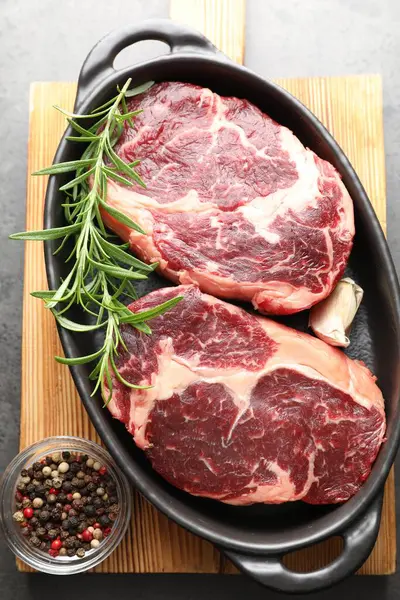 Tabakta çiğ et ve baharat parçaları var, en üstte.