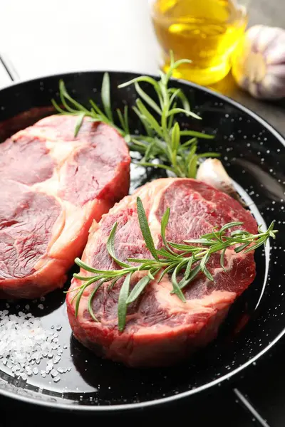 Yemek masasında çiğ et ve baharat parçaları, yakın plan.