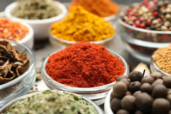 Masada farklı aromatik baharatlar var, yakın plan.