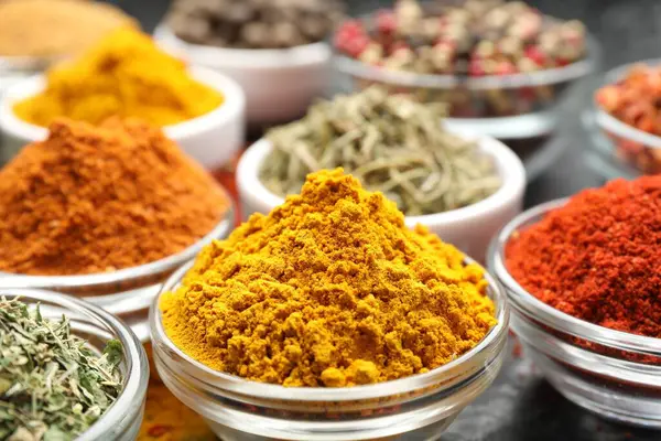 Masada farklı aromatik baharatlar var, yakın plan.