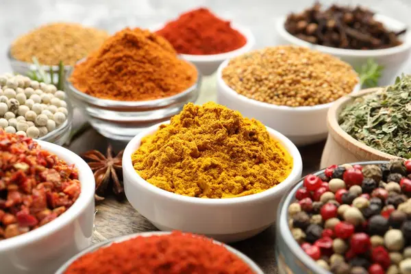 Masada farklı aromatik baharatlar var, yakın plan.