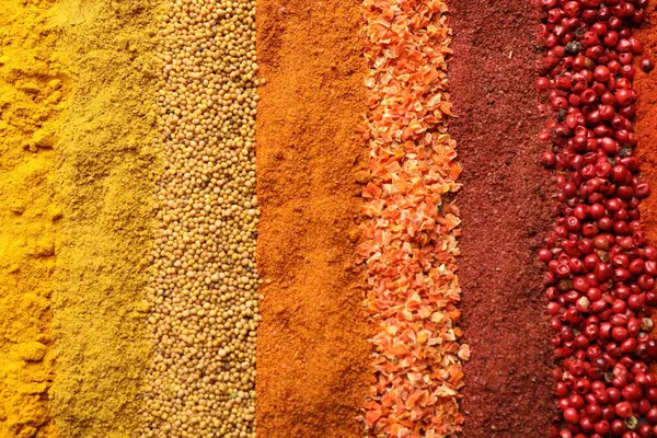 Arka plan olarak birçok farklı baharat, üst görünüm
