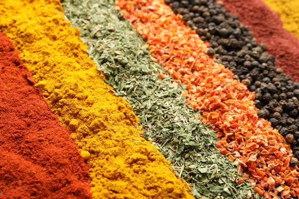 Arkaplan olarak birçok farklı baharat, yakın görünüm