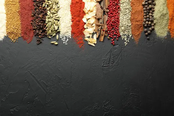 Siyah masada bir sürü farklı baharat var. Metin için boşluk