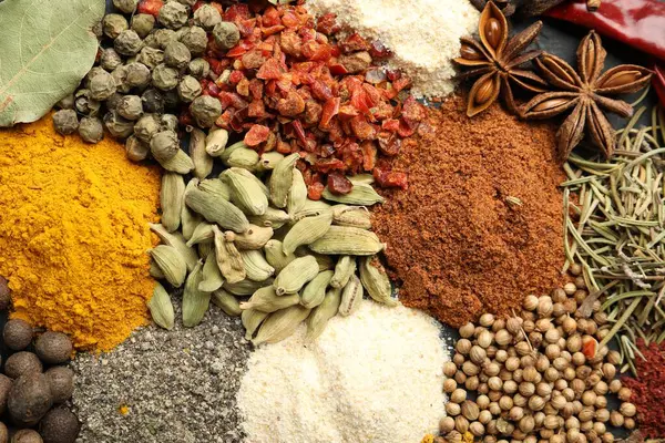 Arka plan, üstten görünüm olarak farklı Aromatik baharatlar