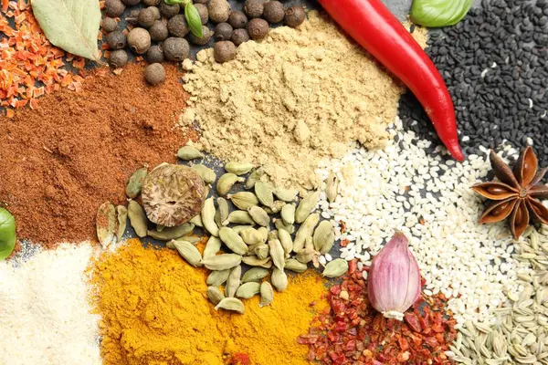 Arka plan, üstten görünüm olarak farklı Aromatik baharatlar