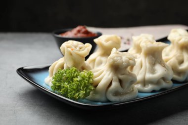 Gri masada servis edilen lezzetli khinkali, yakın plan.