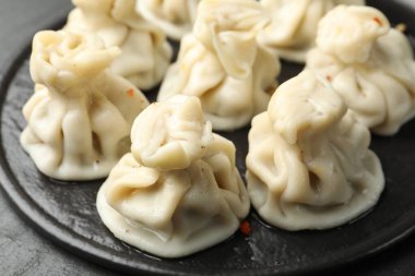 Baharatlı lezzetli khinkali, yakın plan.