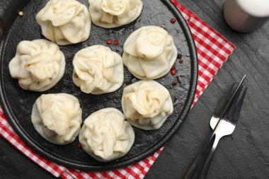 Siyah masada servis edilen nefis khinkali, düz yatıyordu.