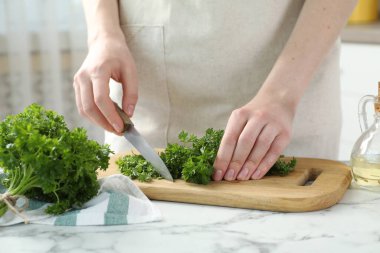 Masada maydanoz kesen kadın, yakın plan.