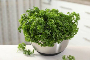 İçerideki masada taze maydanoz var.